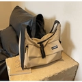 Minimalistische khakifarbene Umhängetasche mit breitem Gurt für den täglichen Pendelverkehr - Khaki