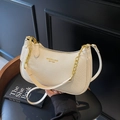 Borsa hobo bianca intrecciata con catena dorata e cerniera su sedile in pelle - Bianco Sporco