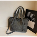 Dettaglio della borsa tote retrò grigio-verde con texture in pelle invecchiata e zip - Grigio