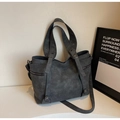 Dettaglio della borsa tote grigio scuro in finta pelle scamosciata con borchie e zip laterale - Marrone Scuro