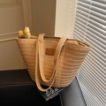 Grande borsa tote in paglia intrecciata a mano marrone chiaro con toppa in pelle e manici - Cachi