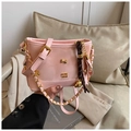 Rosa Shopper-Tasche mit Goldketten-Riemen und modischem Leder-Webanhänger - Roze mit Anhänger