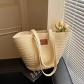 Borsa tote in paglia intrecciata beige con toppa in pelle marrone su sfondo moderno - Bianco Sporco