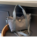 Bolso tote de lona gris oscuro con correa ajustable y detalle de logotipo redondo - Marrón Oscuro