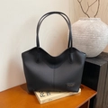 Retro schwarze Tragetasche aus Leder mit Litschimuster, Wellenrand und Metalllogo - Schwarz