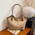 Schicke beige Tragetasche mit Litschi-Maserung und kontrastierenden braunen Trägern - Aprikose