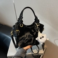 Bolso cubo de terciopelo negro con letras doradas, asa anudada y colgante de peluche - Negro