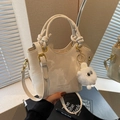 Bolso cubo blanco crema con asa de nudo y colgante de monstruo de peluche variante - Blanco Roto