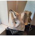 Borsa a tracolla in tela beige con logo vintage blu e ampia tracolla resistente - Cachi