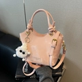 Bolso cubo rosa de cuero mate con asas y un colgante de monstruo de peluche blanco - Rosa