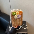Borsa a secchiello in paglia con fiori colorati all'uncinetto e tracolla di perle - Stile a Spalla (Tracolla di Perle)