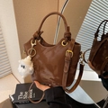 Bolso cubo de charol marrón con asa superior y colgante de oso de peluche - café