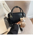 Sac bandoulière noir avec garniture dorée et un charmant petit ours en peluche marron - Avec Pendentif / Noir