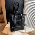 Bolso tote negro brillante con textura arrugada vintage y placa de metal plateada - Negro