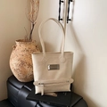 Bolso tote crema de cuero PU con placa de logo plateada y cremallera decorativa - Blanco