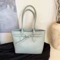 Sac fourre-tout élégant bleu clair en cuir grainé avec sangle décorative pour femme - Bleu
