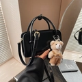 Sac carré en cuir noir brillant avec un pendentif ours et une bandoulière réglable - Noir avec pendentif