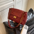 Sac à bandoulière matelassé rouge foncé avec finition brillante et chaîne dorée - Bordeaux
