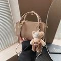 Petit sac carré beige en cuir PU avec charmant pendentif ours en peluche et poignée - Abricot Avec Pendentif