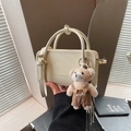 Sac bandoulière structuré blanc crème avec breloque ours en peluche et poignée - Blanc avec pendentif