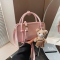 Petit sac carré rose brillant avec bandoulière et pendentif d'ours en peluche - Rose avec pendentif
