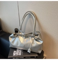 Primer plano de un bolso tote plateado metalizado con diseño plisado y asas dobles - Plateado