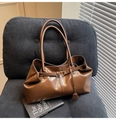 Detalle del bolso tote plisado vintage de cuero marrón oscuro con hebilla en sillón - Marrón