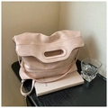 Rosafarbene Eimertasche aus Knitterleder mit ovalem Griff und verstellbarem Schultergurt - Rosa