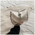 Dettaglio di borsa in pelle bianco crema con elegante catena decorativa a sfere d'argento - Bianco