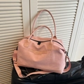 Rosafarbene große Reisetasche mit matter Textur und verstellbarem Schultergurt - Rosa