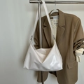 Weiße glänzende Hobo-Tasche aus PU-Leder mit verstellbarem breitem Schultergurt - Weiß Ohne Anhänger