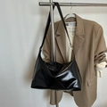 Glänzende schwarze Tragetasche mit verstellbarem Gurt an einem Blazer-Outfit - Schwarz ohne Anhänger