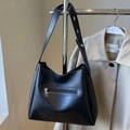 Große schwarze Shopper-Tasche aus Mattleder mit verstellbarem Gurt und Reißverschlusstasche - Schultertasche Große Kapazität (Schwarz) / Schwarz