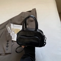 Glänzende schwarze Boston Tasche mit silbernem Reißverschluss im minimalistischen Design - Schwarz