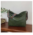 Dettaglio macro della borsa tote verde scuro con texture litchi e tracolla etnica - Verde