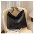 Dettaglio della borsa hobo nera vintage con trama in pelle e tracolla jacquard colorata - Nero