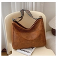 Dettaglio della borsa hobo marrone vintage con tracolla etnica e finiture dorate - Marrone