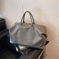 Borsa da viaggio grigia capiente in pelle sintetica opaca con tracolla regolabile - Grigio