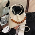 Sac à main crème perlé avec chaîne en acrylique ambre et texture cuir PU sophistiquée - Blanc Cassé