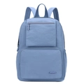 Gros plan sur le tissu en nylon bleu clair imperméable du sac à dos avec fermetures éclair - Bleu iris