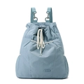 Vorderansicht von hellblauem Nylon Rucksack mit Kordelzugverschluss und Vordertasche - Dunstblau