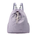 Detail des hellvioletten Nylon-Rucksacks mit Kordelzugverschluss und grauen Schultergurten - Lavendel