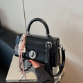 Modieuze zwarte kunstlederen crossbodytas met geweven bedeltje en zilveren draaisluiting - Zwart met hanger
