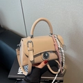 Stijlvolle beige crossbodytas met zilveren sluiting en trendy tennisracket hanger - Khaki Met Hanger