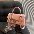 Roze minimalistische crossbody tas met zilveren sluiting en zwart-wit zijden sjaalhandvat - Roze met hanger