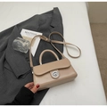 Minimalistische beige crossbodytas met zilveren ronde sluiting op gestructureerd leer - Khaki Geen Hanger