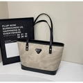 Bolso tote grande en color marrón claro con asas de cuero negro y diseño moderno - Blanco y Negro