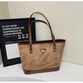Bolso tote marrón chic con textura vintage y ribetes de cuero oscuro para mujer - café