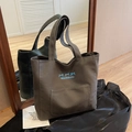 Borsa tote in tela grigio scuro con ricami di fiocchi blu e capiente tracolla casual - Marrone Scuro