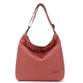 Détail du sac hobo en nylon terre cuite avec bandoulière réglable et boucle coulissante - Rouge baie